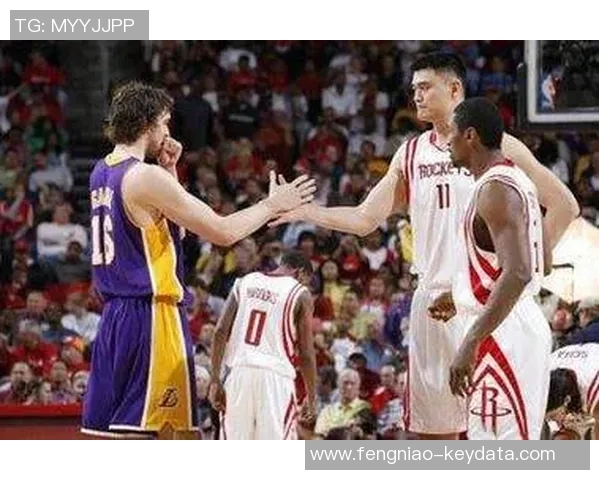 姚明与加索尔亲密合影展现篮球巨星之间的友谊与尊重