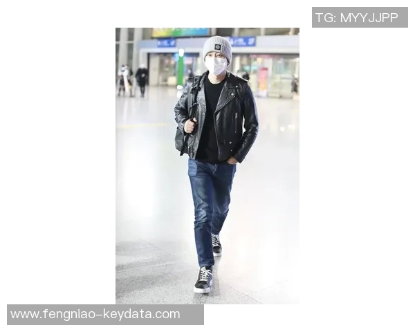 姚明身穿时尚皮衣展现独特魅力引领潮流风尚成为篮球界的新时尚偶像